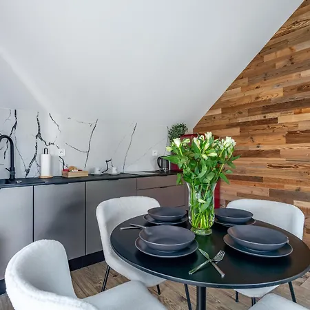 公寓 Obroncow Pokoju 14