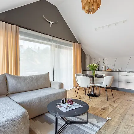 公寓 Obroncow Pokoju 14 *